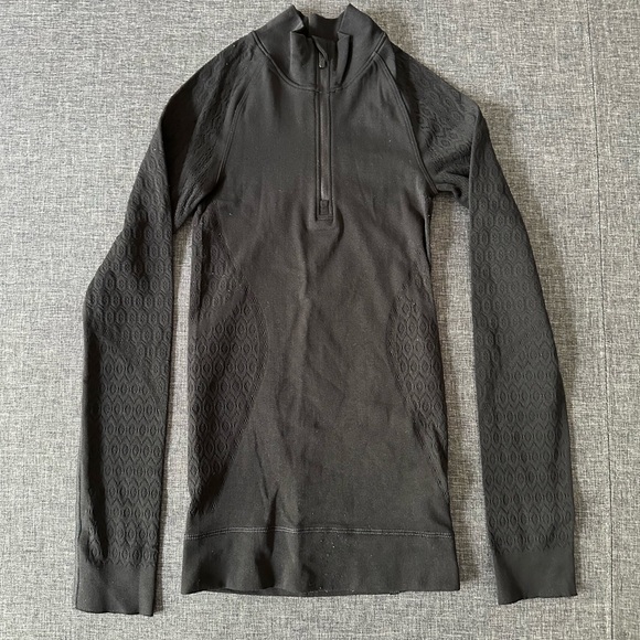 Lululemon top (matching leggings separate listing) worn once! Size 2 - Picture 1 of 3